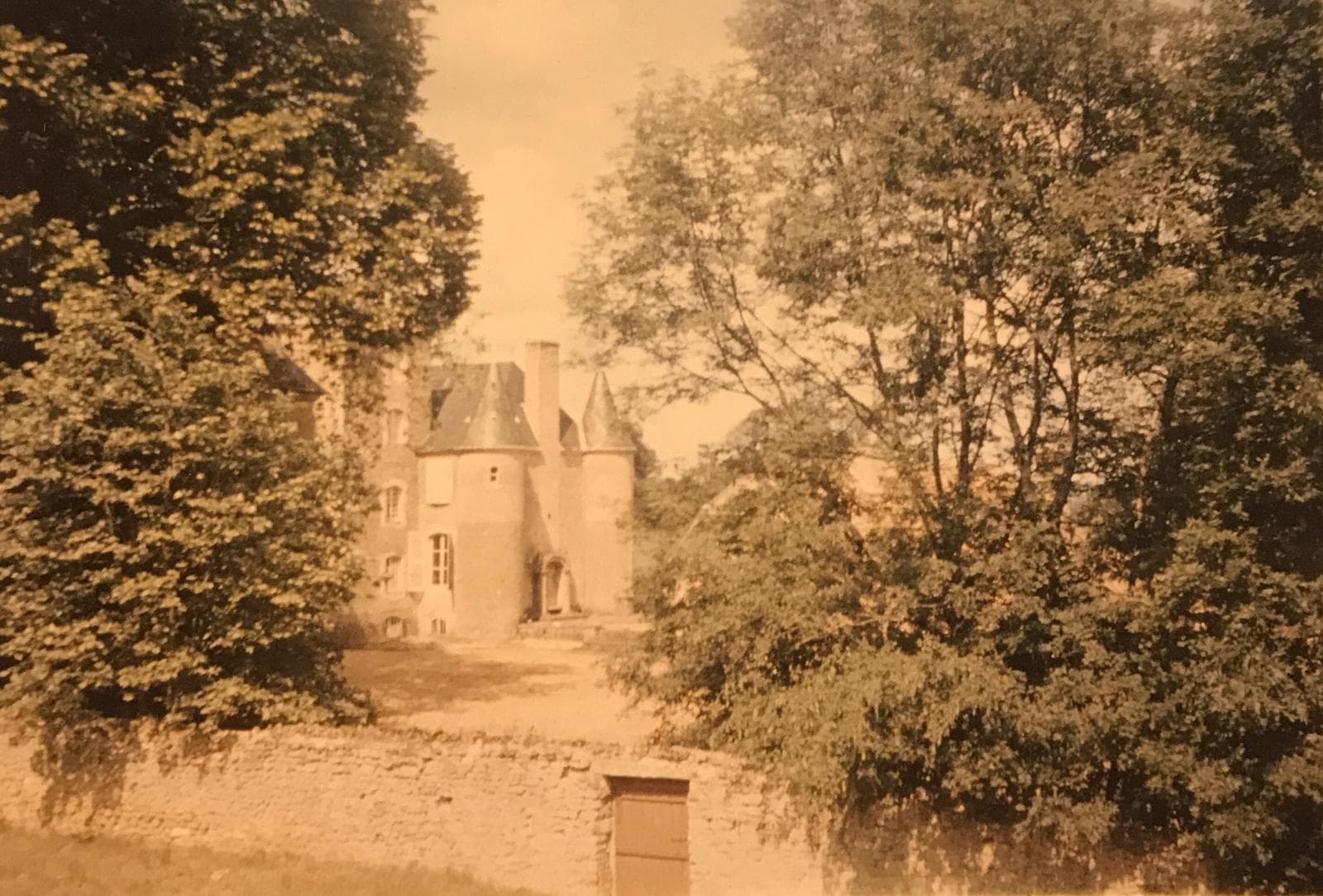 Le château de la Goupillère vu depuis les arbres du domaine