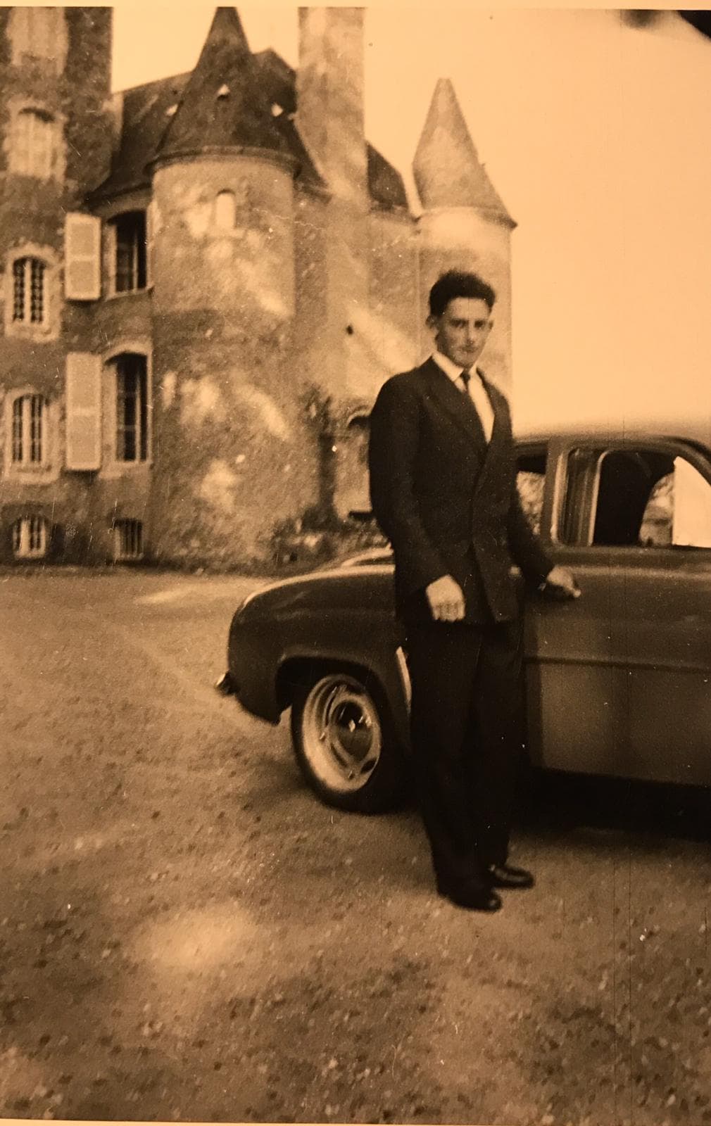 Un homme et son automobile au domaine de la Goupillère, début XXe siècle
